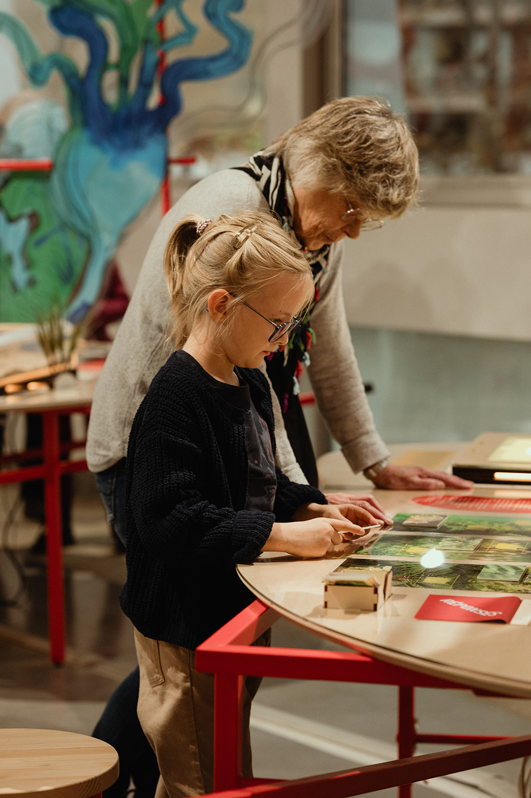 Photo de 2 personnes découvrant l'exposition
